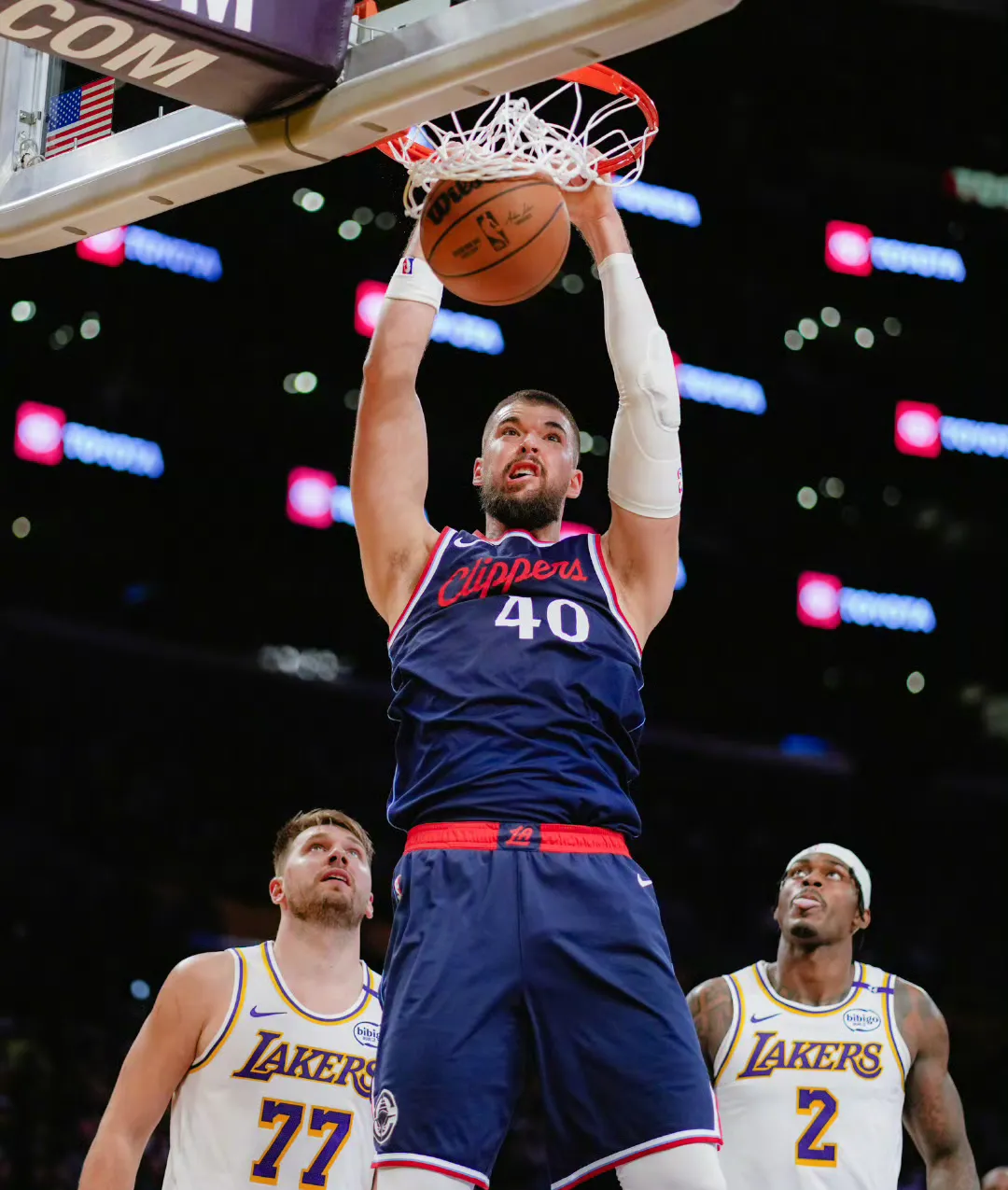 洛杉矶快船加时末段官宣签约AC米兰再遭质疑备战NBA常规赛之后，今晚埃因霍温伤情更新